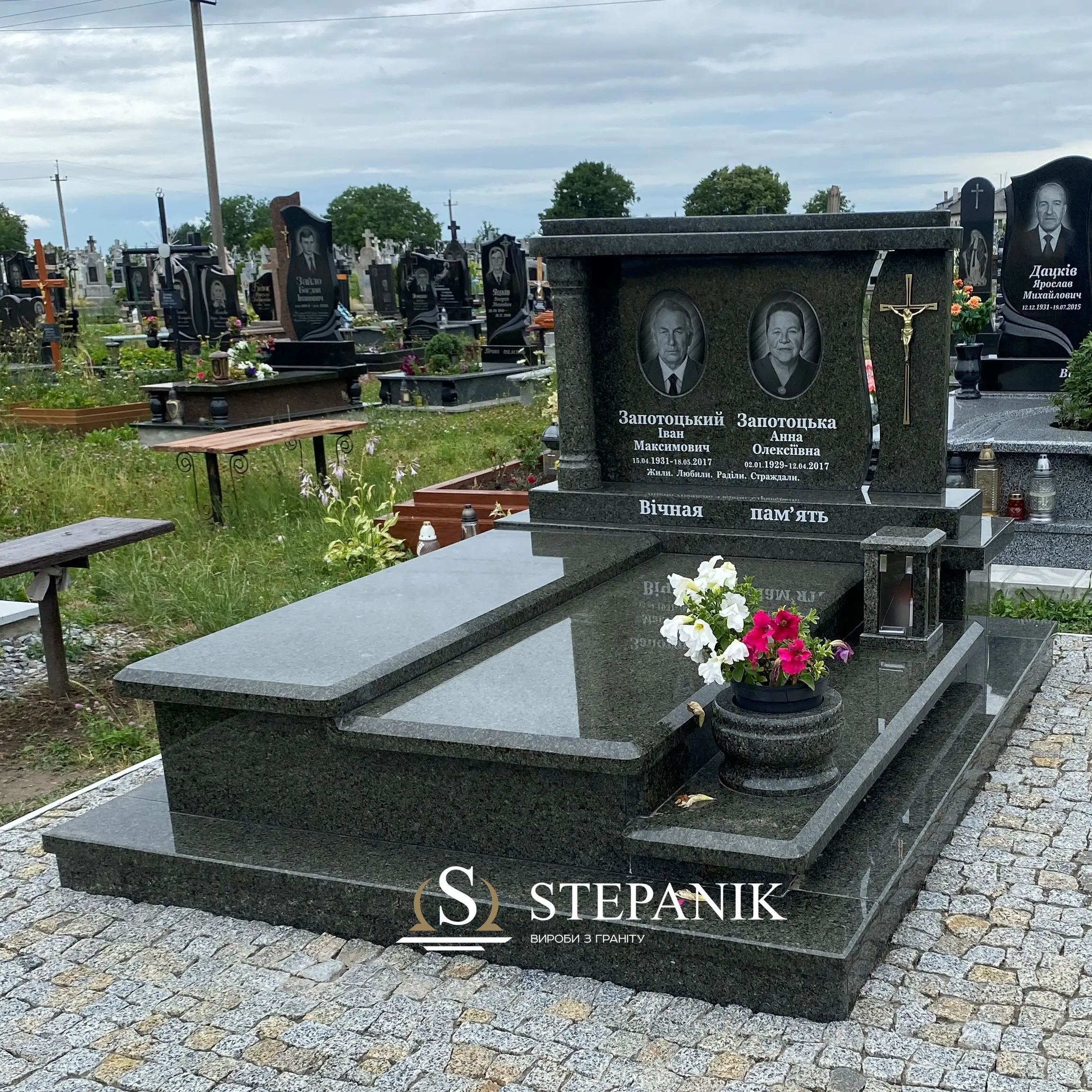 Пам’ятник двійний №375