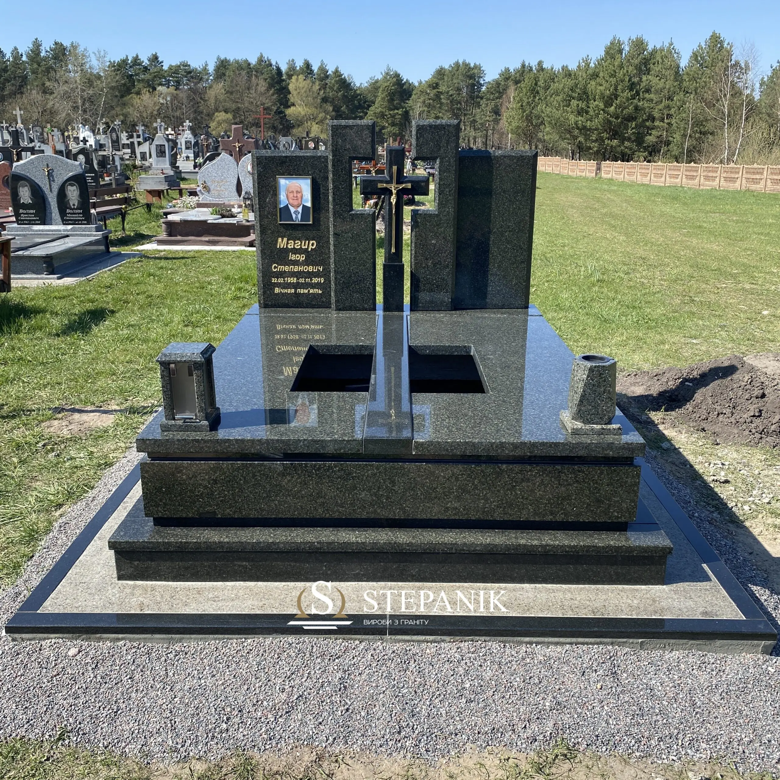 Пам’ятник двійний №373