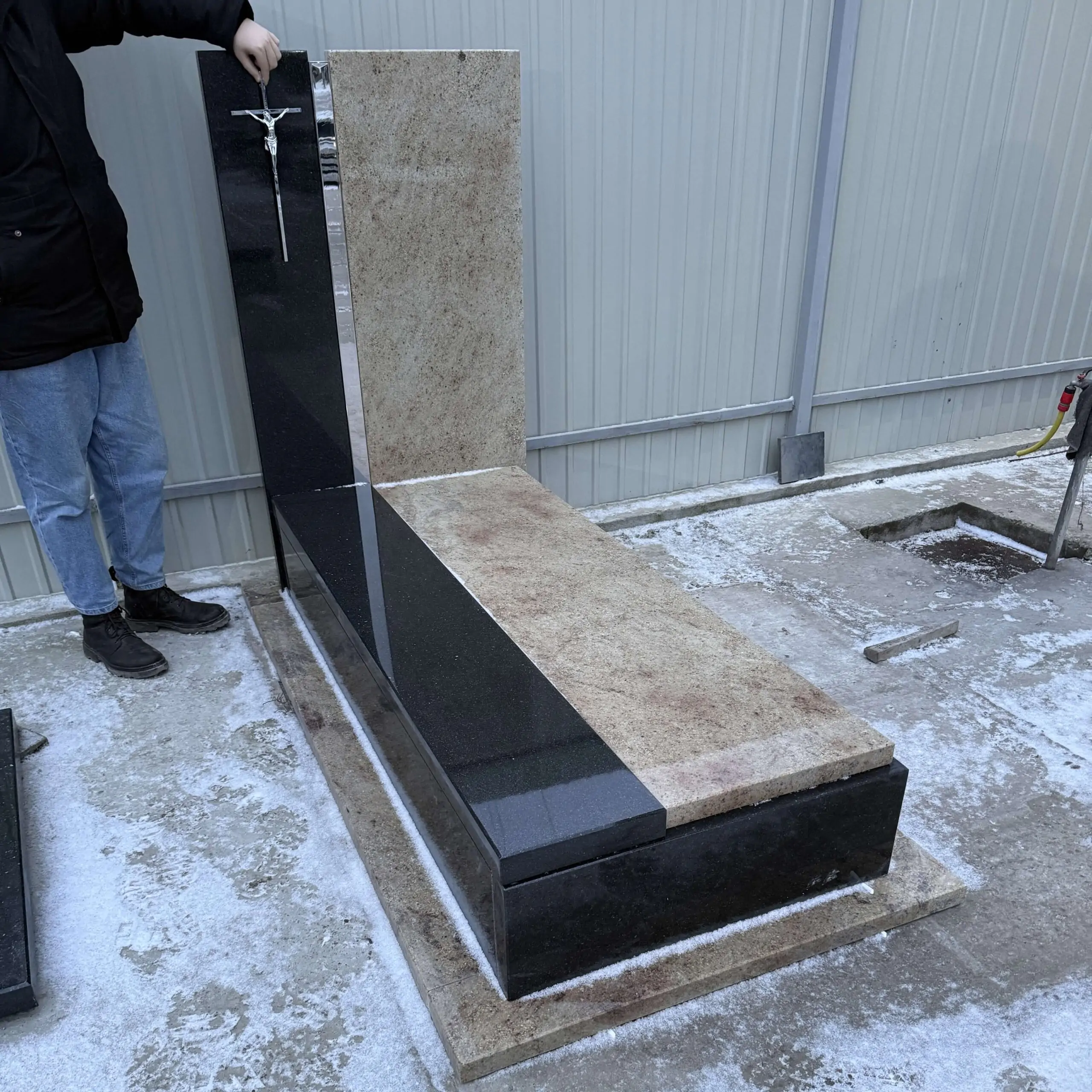 Pamyatnyk-Aktsiya-Znyzhka-002 Памятник акційний зі знижкою