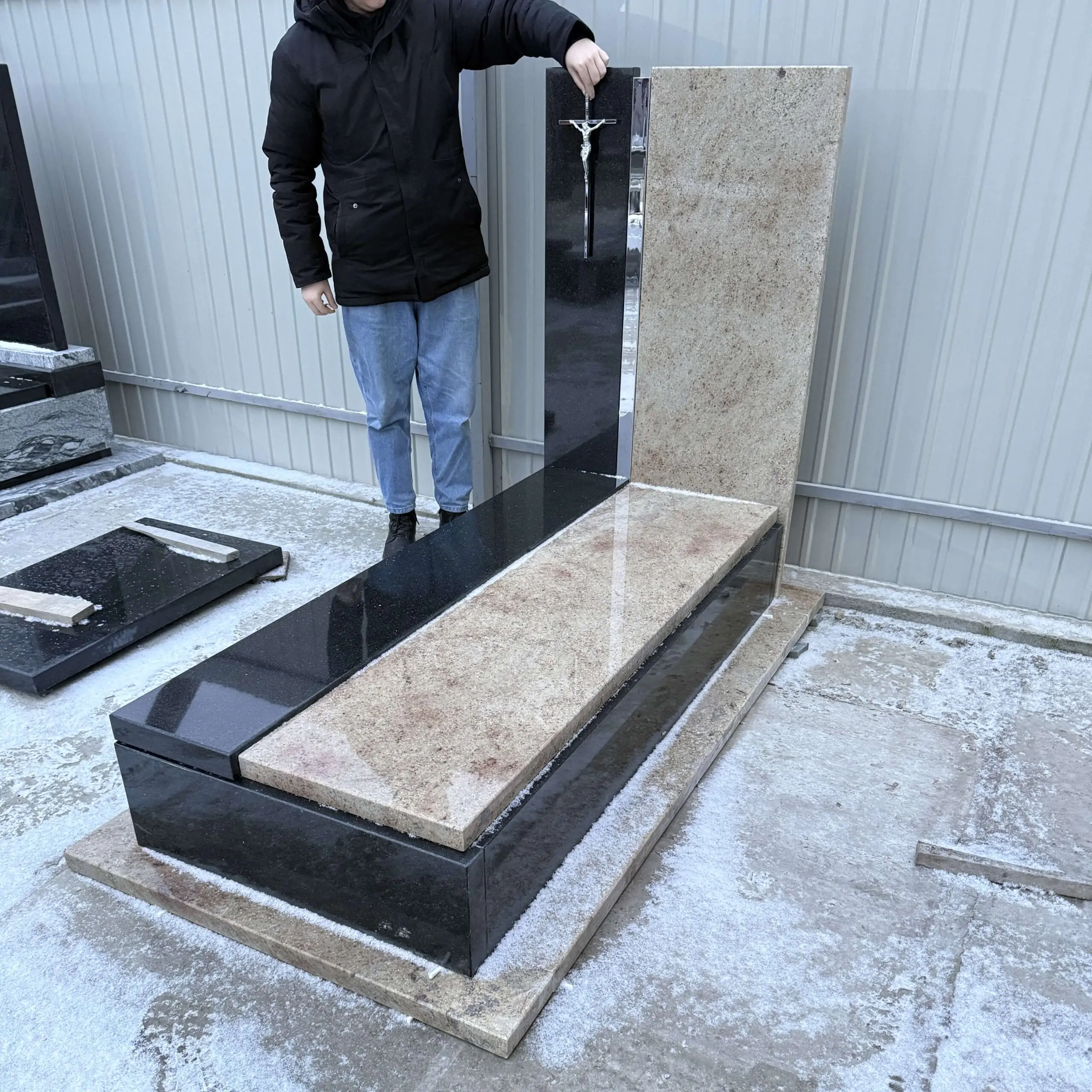 Памятник акційний зі знижкою