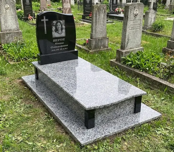 Одинарний пам'ятник сірий з чорним бюджетний №3