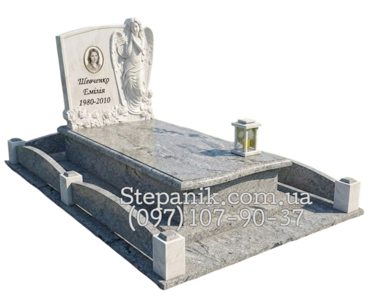 Світлий одинарний пам'ятник з ангелом та загородкою (Модель 173)