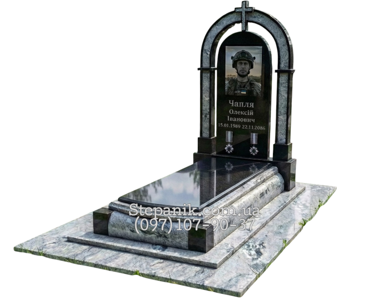 Пам'ятник військовому світлий та чорний граніт (Модель 174)