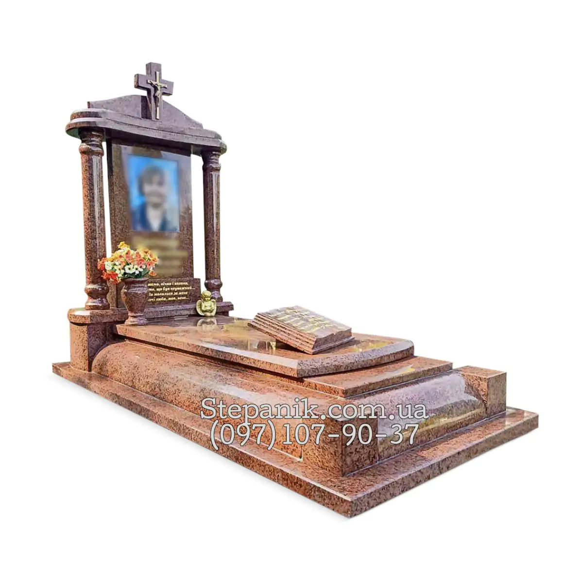 Одинарний пам'ятник з граніту Лізник з колонами (Модель 61)