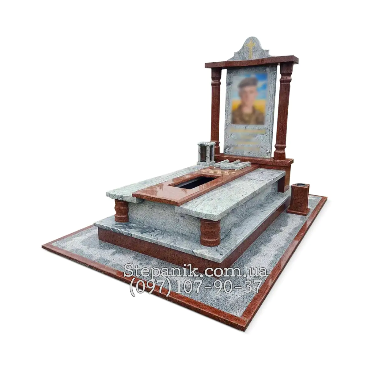 Одинарний пам'ятник з граніту Вісконт та Лізник з колонами (Модель 65)