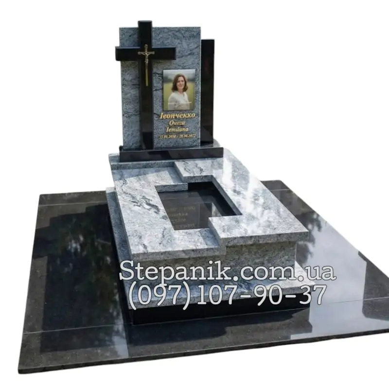 Одинарний пам'ятник з граніту Вісконт та Габро з хрестом (Модель 33)