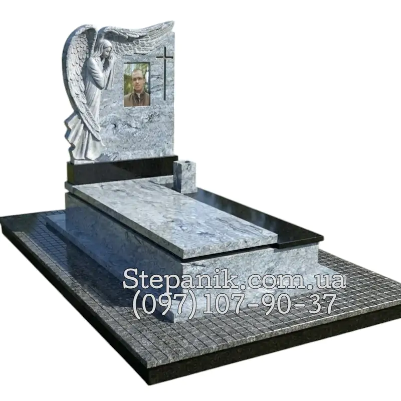 Одинарний пам'ятник з граніту Вісконт та Габро з ангелом (Модель 93)