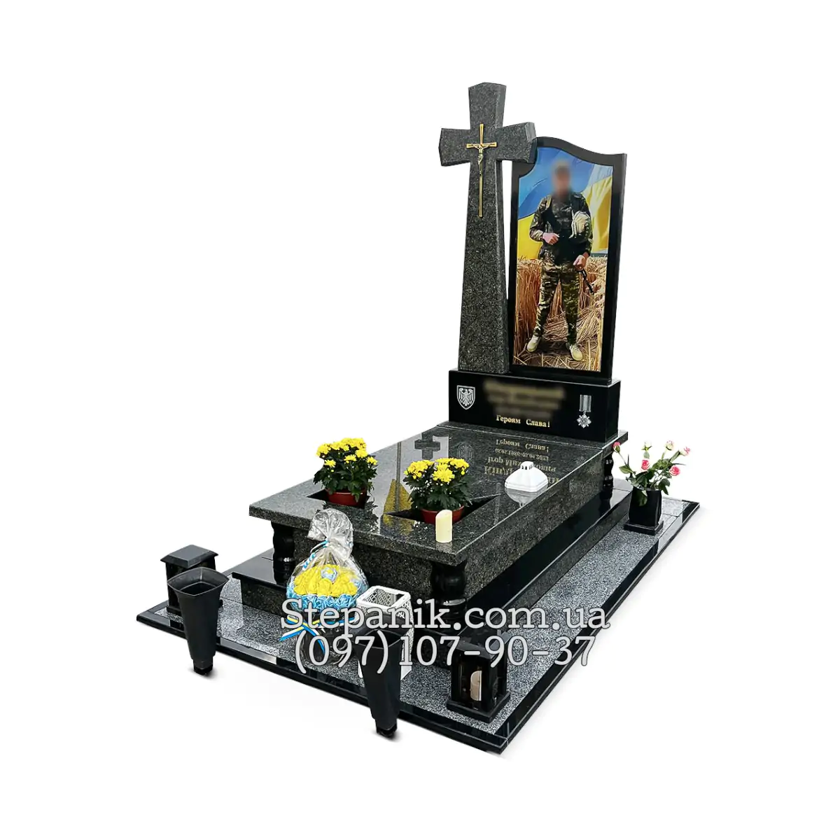 Одинарний пам'ятник з граніту Човнова та Габро з хрестом (Модель 113)