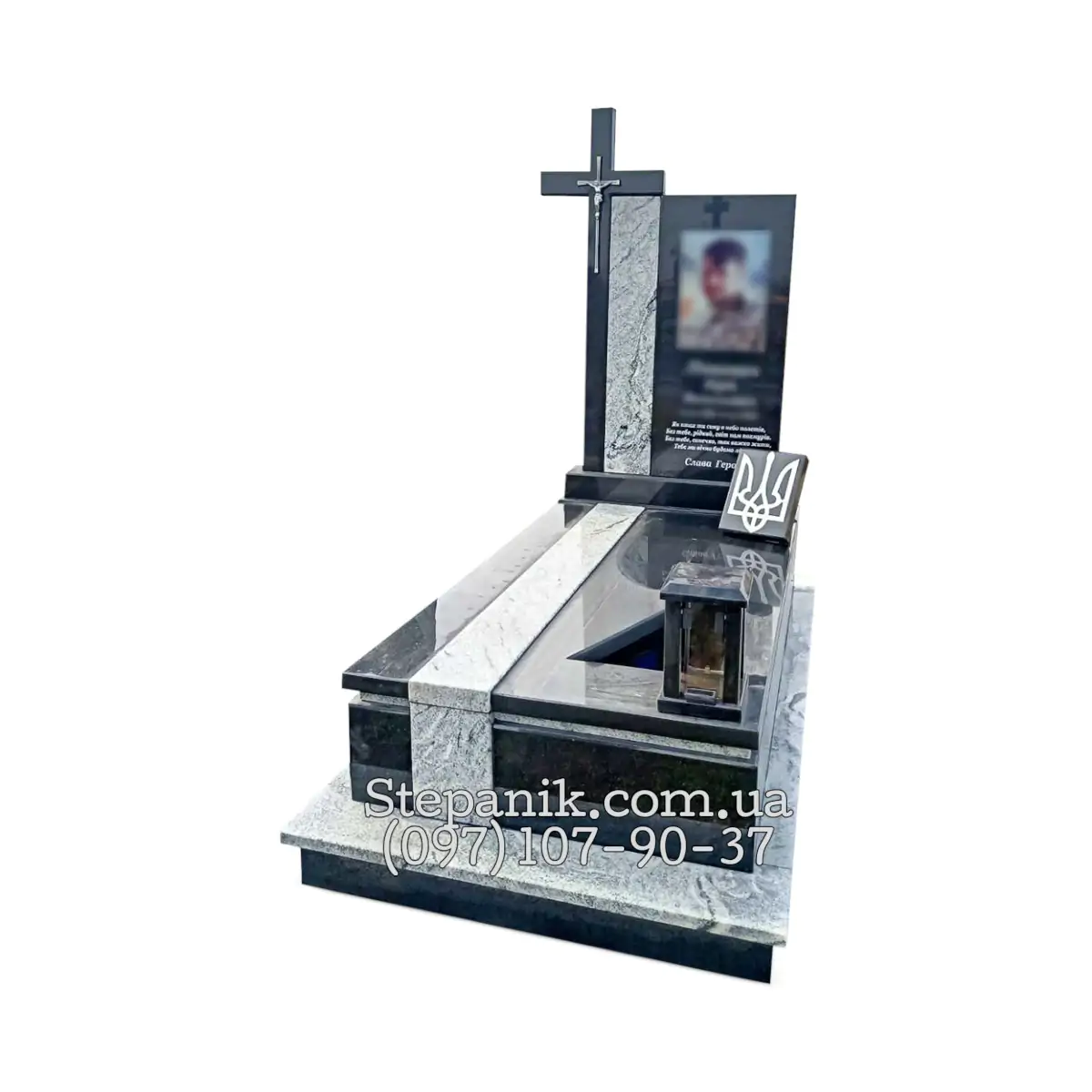 Одинарний пам'ятник з граніту Вісконт та Габро з хрестом (Модель 117)