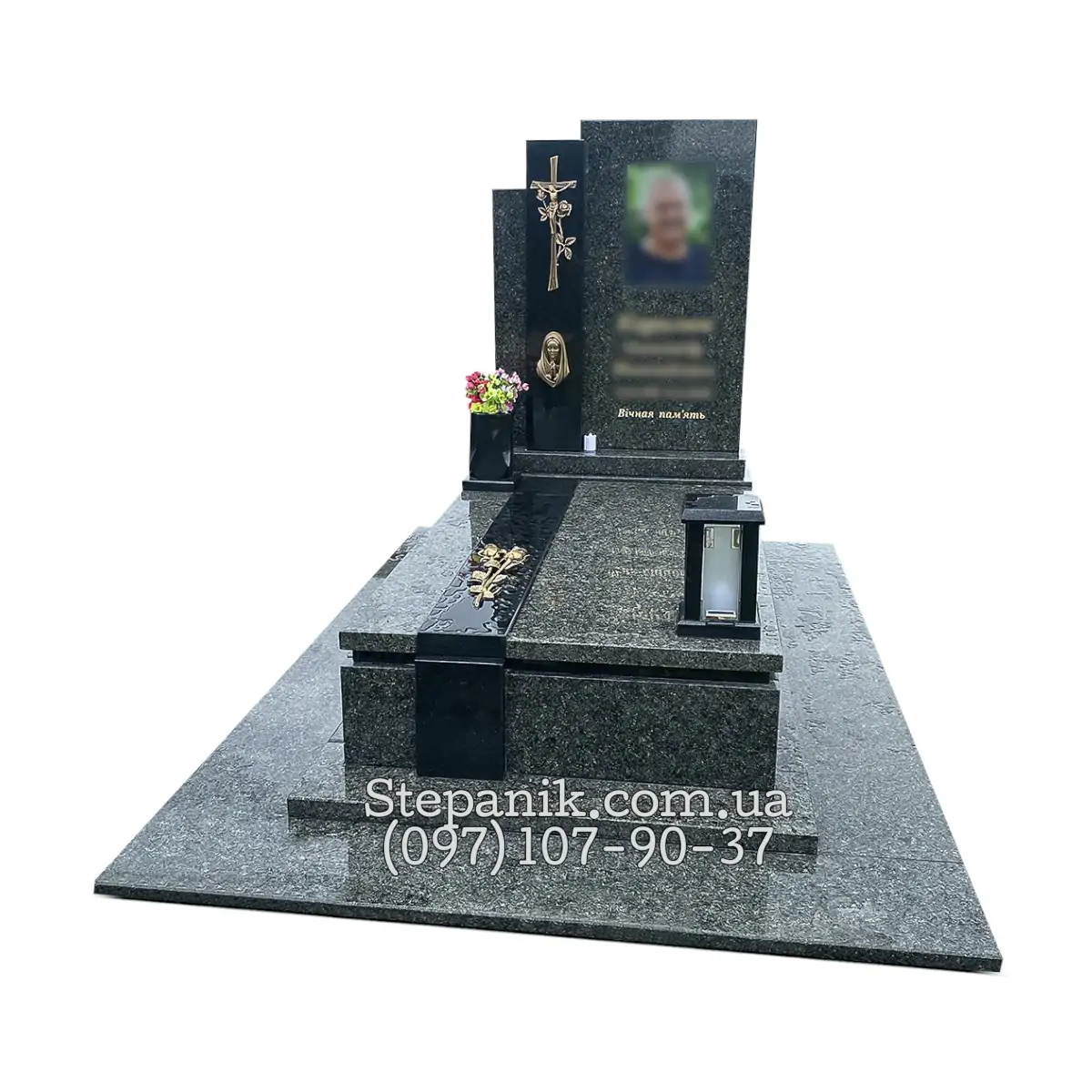 Одинарний пам'ятник з граніту Човнова та Габро стрічка (Модель 151)